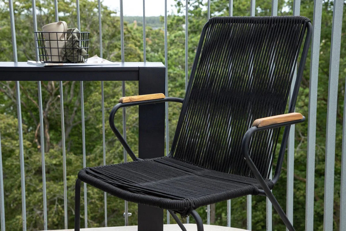 Gartenstuhl Sila - ein stilvoller Stuhl mit Holzakzenten in Schwarz oder Beige