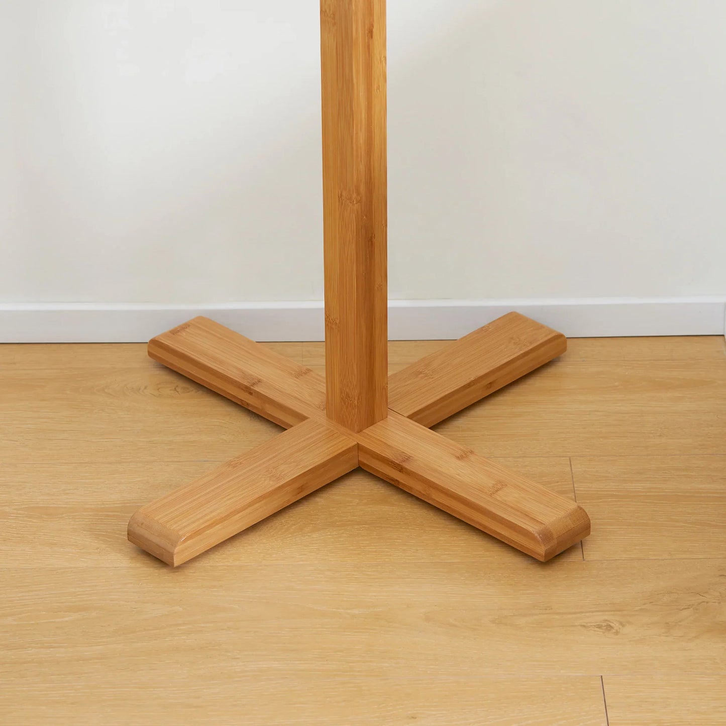 HOMCOM Kleiderständer mit 8 Haken, Bambus Kleiderständer für Schlafzimmer, Ausstellungen, Waschraum, Naturholz